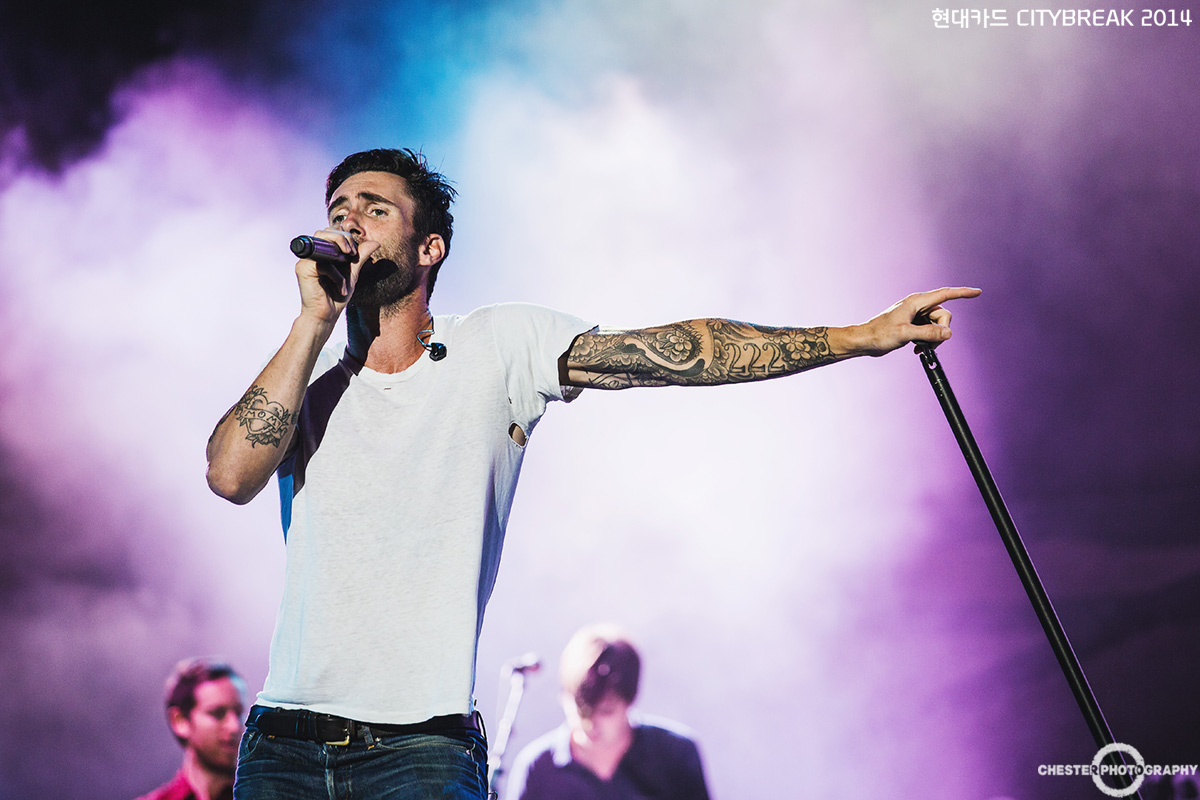 maroon5_by_chester-4